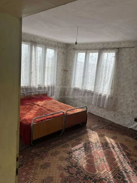 Spacious Two-Story House in Vinarovo, Bulgaria - Image 5