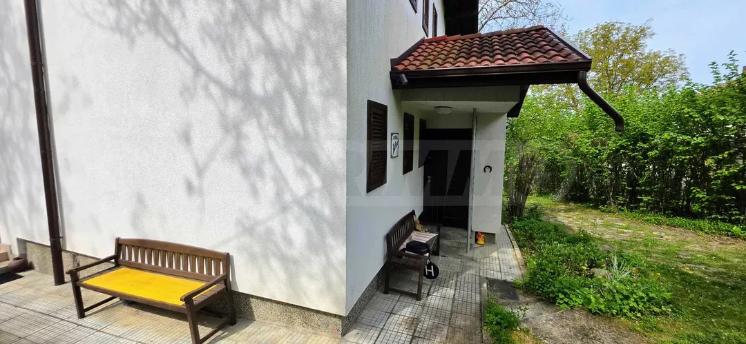 Panoramic Mountain Retreat: Spacious House with Lush Garden in Apriltsi - Image 3