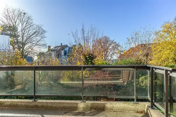 Spacious 3-Bedroom Apartment in Ukkel with Elevator & Parking - Image 1