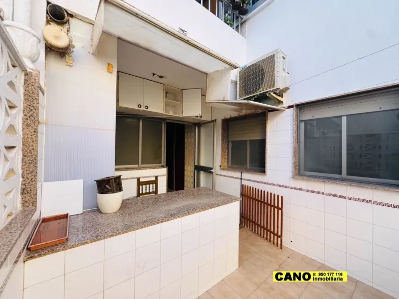 Spacious 4-Bedroom Apartment with Terrace in Almería, Spain - Image 3