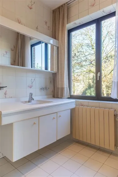 Spacious 3-Bedroom Apartment in Ukkel with Elevator & Parking - Image 3