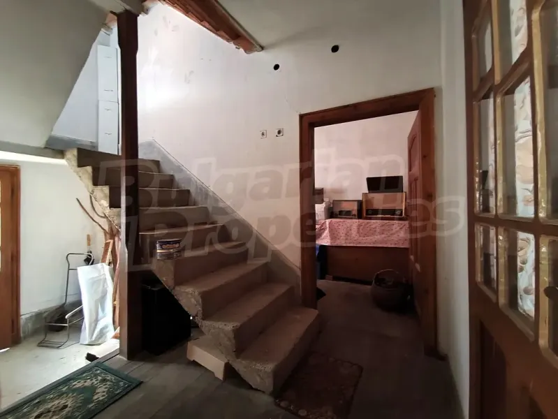 Oreshak Village: Spacious House with Garden – Investment Opportunity - Image 5