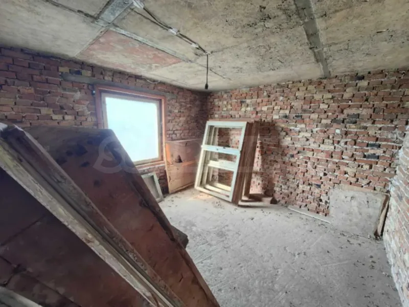 Spacious Two-Story House with Large Garden in Kapitanovtsi - Image 1