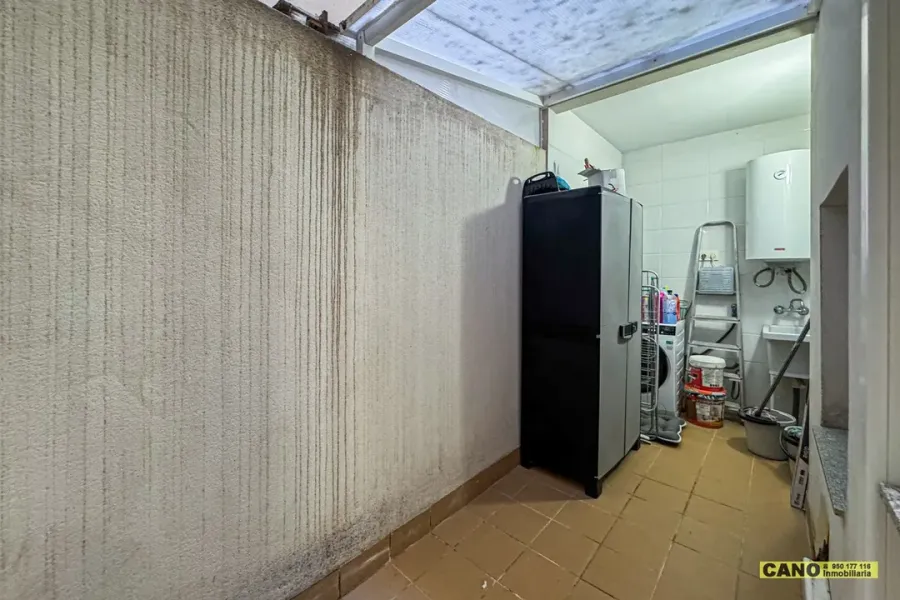 Spacious 3-Bedroom Apartment with Terrace in Prime Viator Location - Image 4