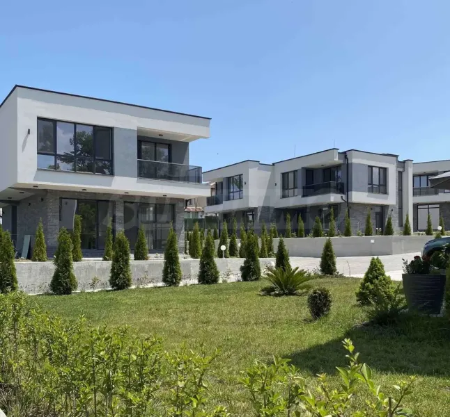Spacious Beach House with Stunning Sea Views - Image 3