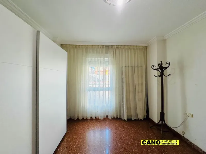 Spacious 4-Bedroom Apartment with Terrace in Almería, Spain - Image 1