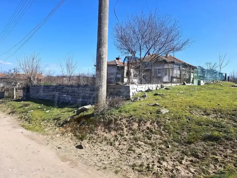 Spacious House with Garden, Well &amp; Building Near Elhovo - Image 1