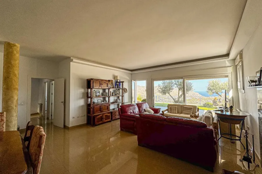 Spacious Chalet with Pool &amp; Stunning Valley &amp; Sea Views - Image 2