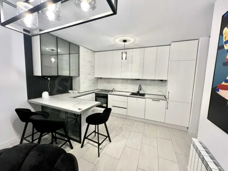 Elegant Three-Bedroom Apartment with Stunning Garden Terrace - Image 1