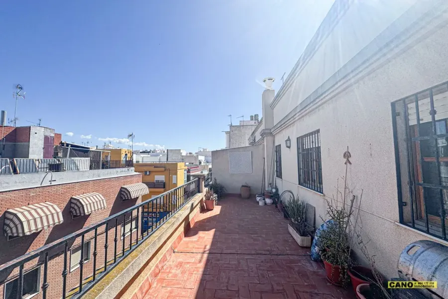 Spacious 4-Bedroom Apartment with Terrace - Los Molinos, Almería - Image 2