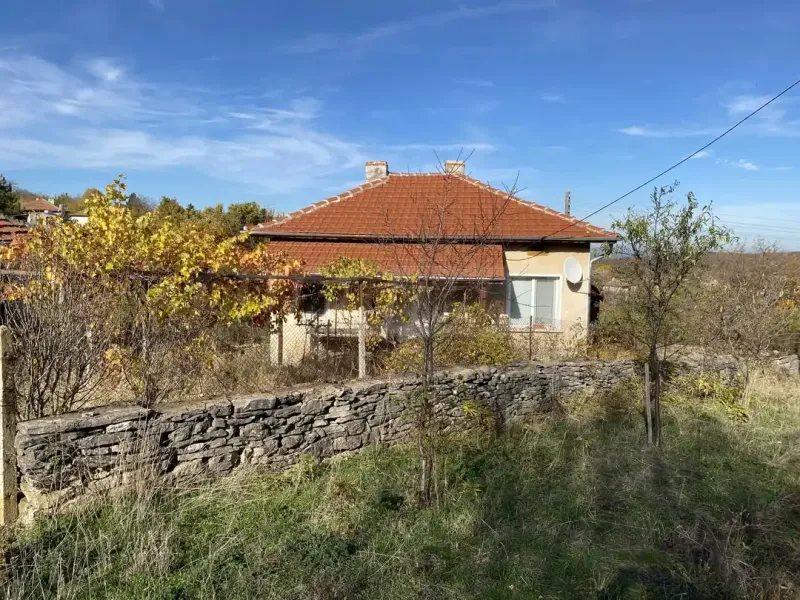 Spacious House with Large Garden in Granitovo - Image 1