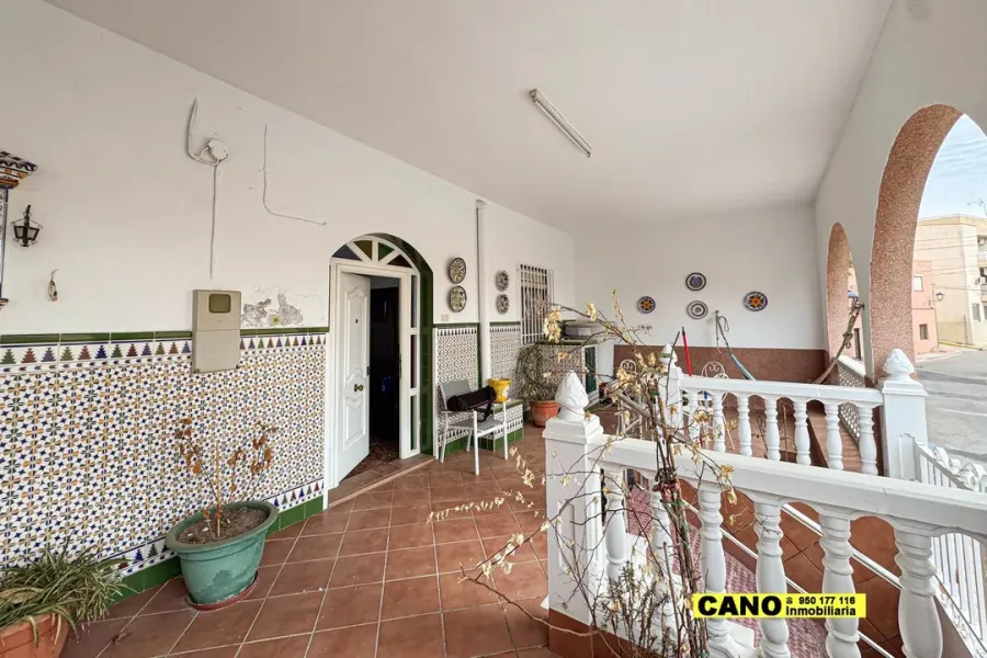 Spacious 4-Bedroom House in Viator with Porch and Garden for Sale - Image 5