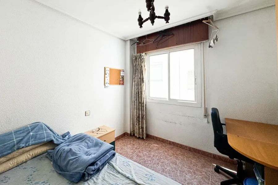 Spacious 4 Bedroom Apartment with Garage in Almería, Spain - Image 1