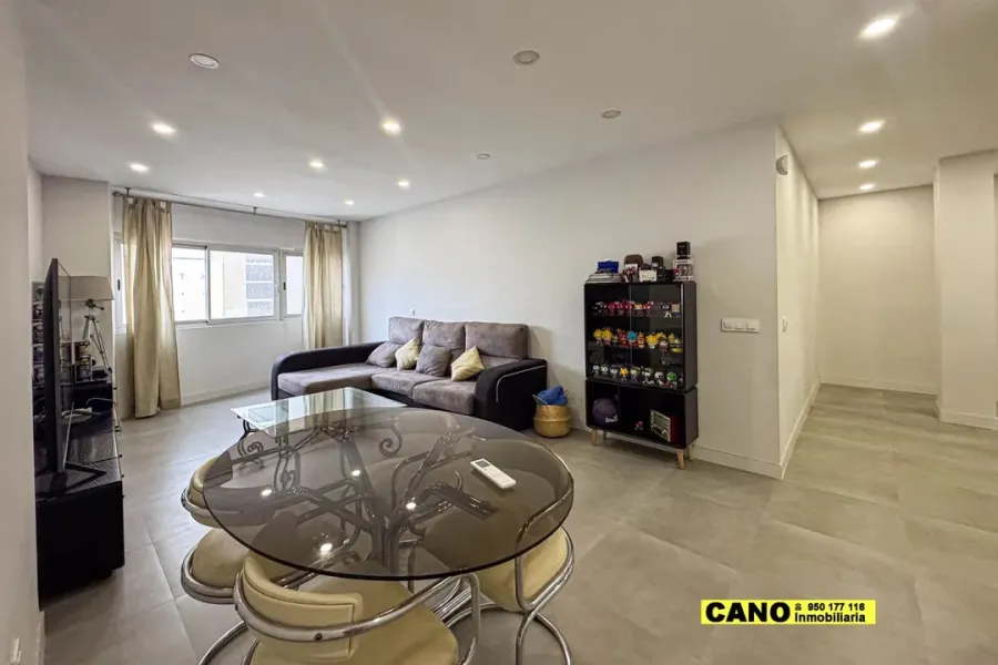 Spacious, Renovated Apartment with Stunning Sea Views in Almería - Image 4