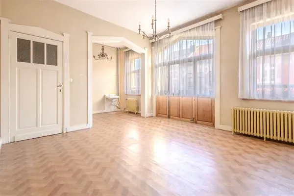 Elegant 1920s Mansion with Six Bedrooms in Etterbeek, Brussels - Image 4