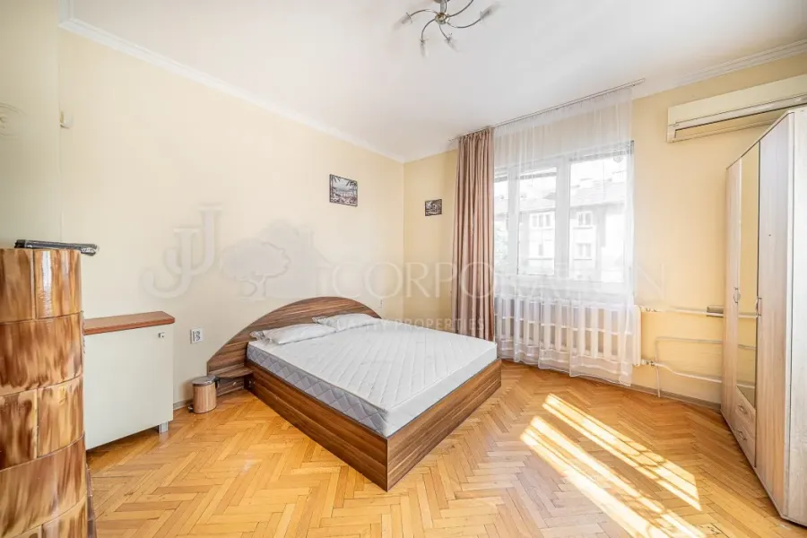 Fully furnished 3-bedroom apartment in Sofia's city center. - Image 2