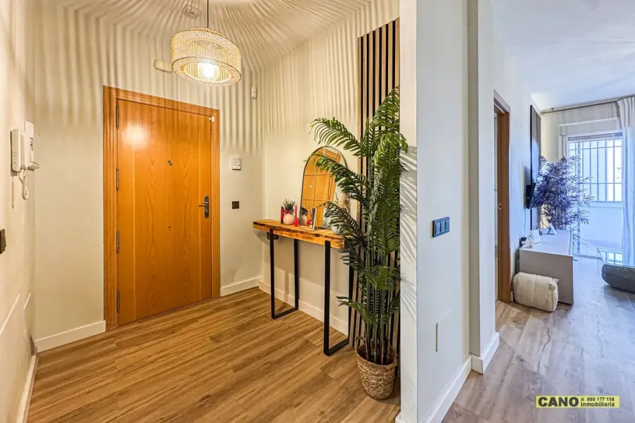 Spacious 3-Bedroom Apartment with Terrace in Prime Viator Location - Image 1