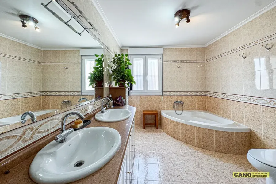 Spacious 4 Bedroom Chalet with Land in Tranquil Berja, Spain - Image 3