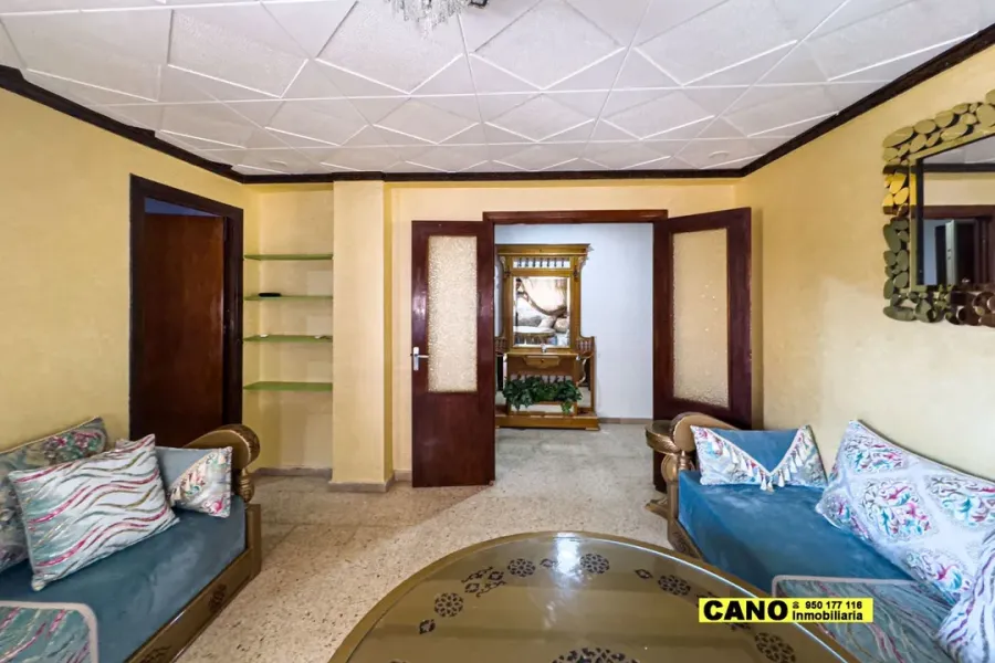 Spacious 4-Bedroom Apartment in Sunny Roquetas de Mar, Spain - Image 1