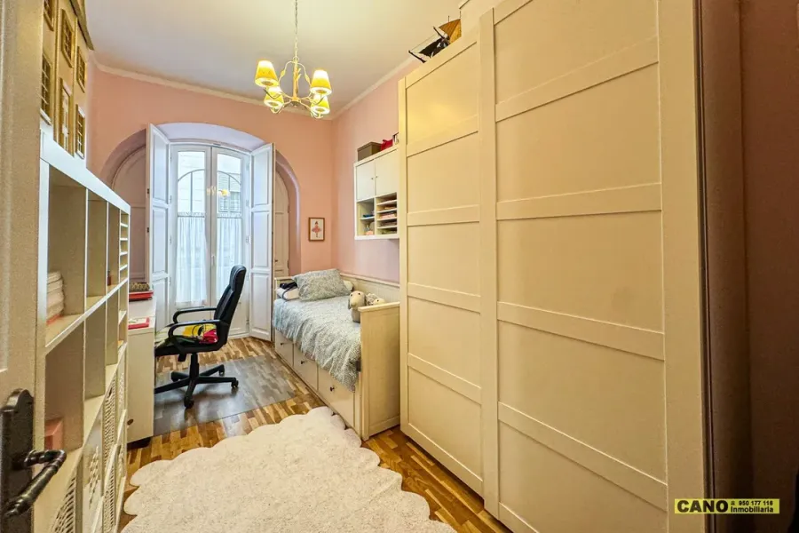 Historic Apartment in Almería - 3 Bedrooms, 2 Bathrooms, Elevator - Image 5