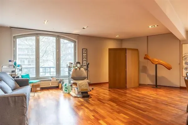 Spacious 3-Bedroom Apartment with Parking in Winston Churchill, Ukkel - Image 1