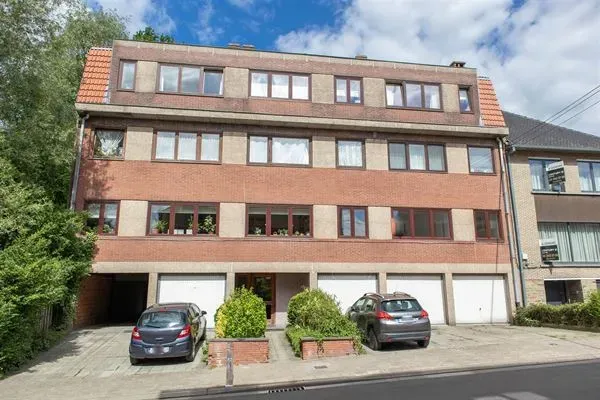 Bright Duplex Penthouse with Terrace in Green Ukkel, 3 Bedrooms - Image 1