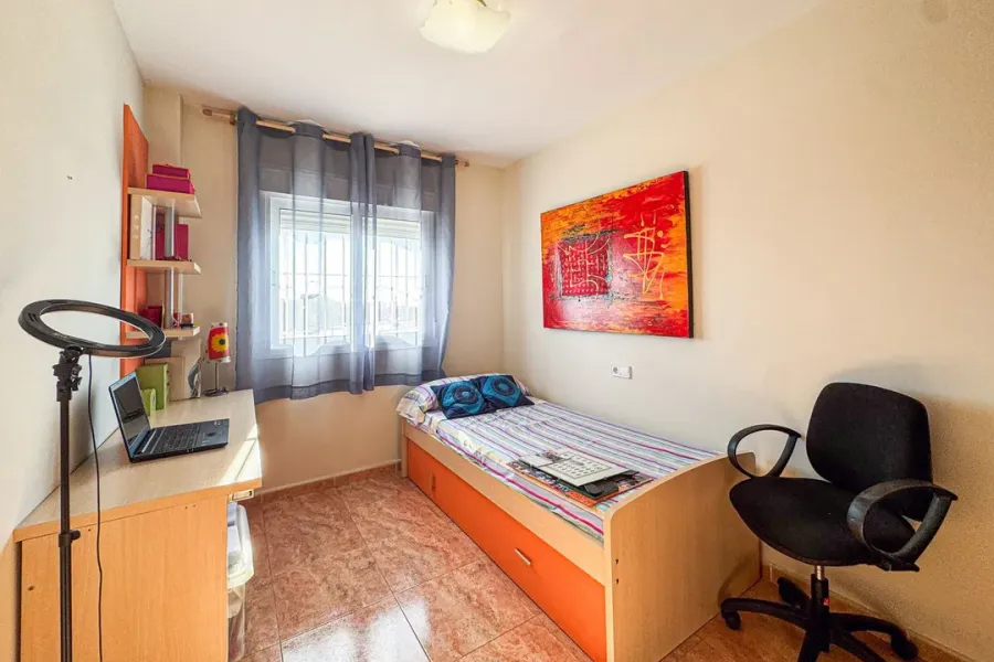 Spacious 3-Bedroom Apartment in Almería with Terrace & Garage - Image 4