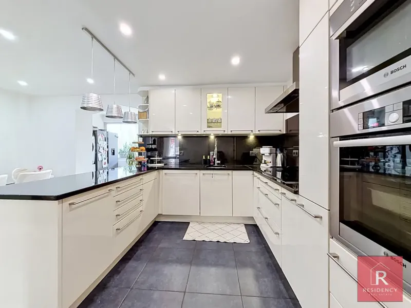 Charming Family Home in Jette: 4 Bedrooms, 2 Bathrooms - Image 1