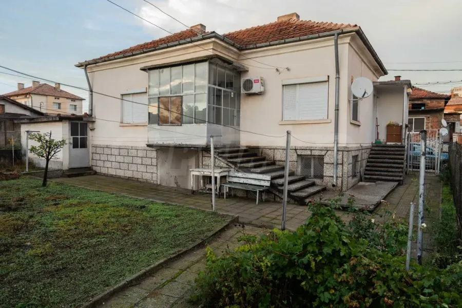 Spacious House with Extra Level & Garden in Bulgaria - Image 4