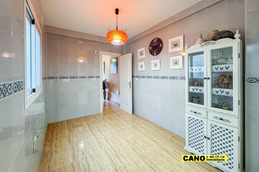 Spacious 2-Bedroom Apartment in the Heart of Almería, Spain - Image 1