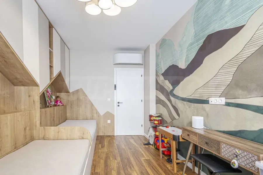 Spacious apartment with mountain views and three bedrooms. - Image 3