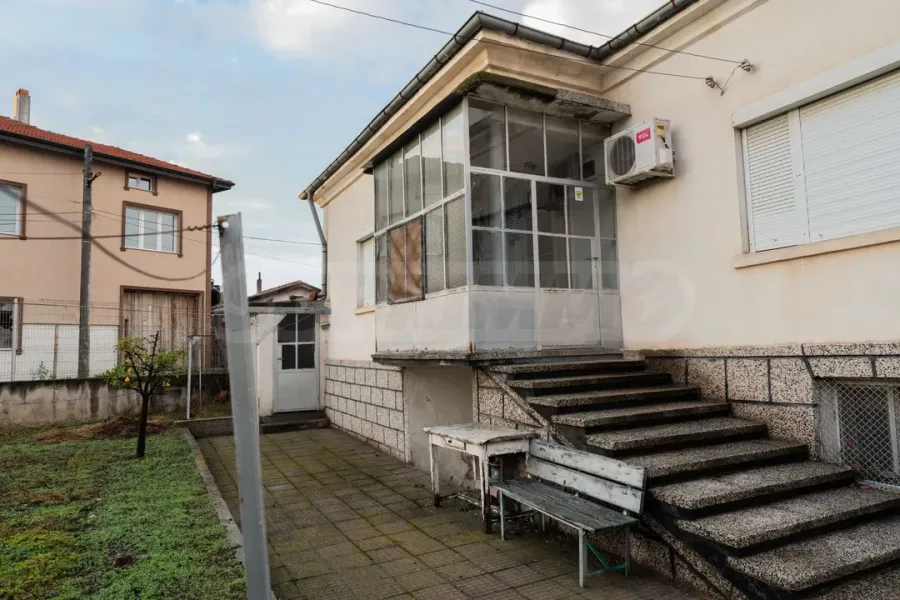 Spacious House with Extra Level & Garden in Bulgaria - Image 5