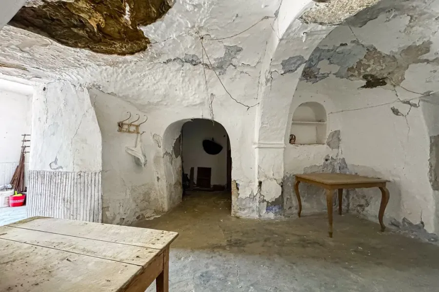 Unique Cave House in Viator – 9 Bedrooms, Great Potential - Image 5