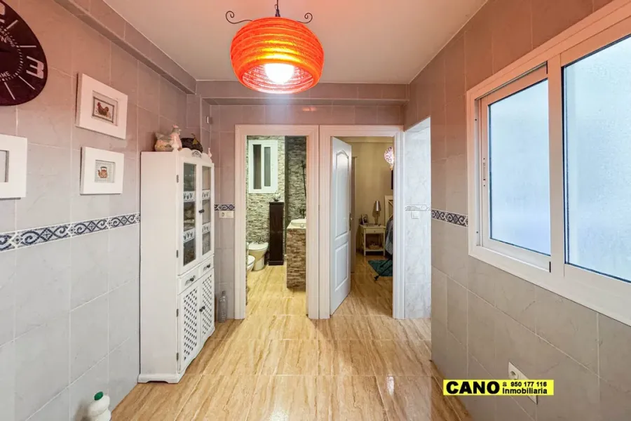 Spacious 2-Bedroom Apartment in the Heart of Almería, Spain - Image 4