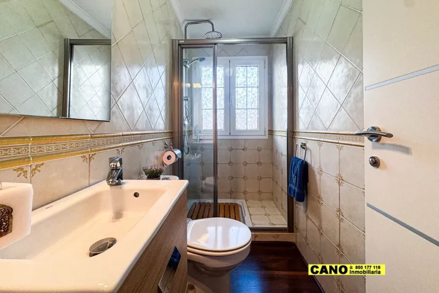 Spacious Chalet with Pool & Golf Views in Envía Golf, Spain - Image 4