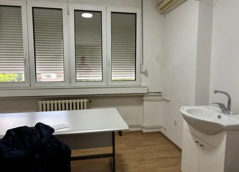 Spacious 3-Bedroom Apartment for Rent on Belgrade's Karađorjev Square - Image 3