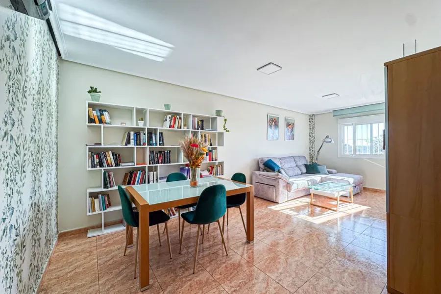 Spacious 3-Bedroom Apartment in Almería with Terrace & Garage - Image 2