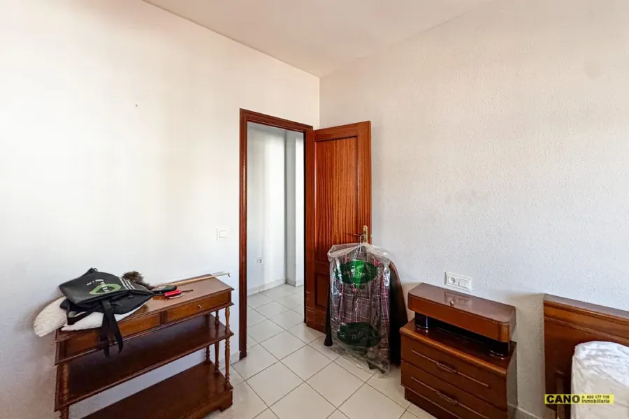 Spacious 4-Bedroom Apartment with Terrace - Los Molinos, Almería - Image 5
