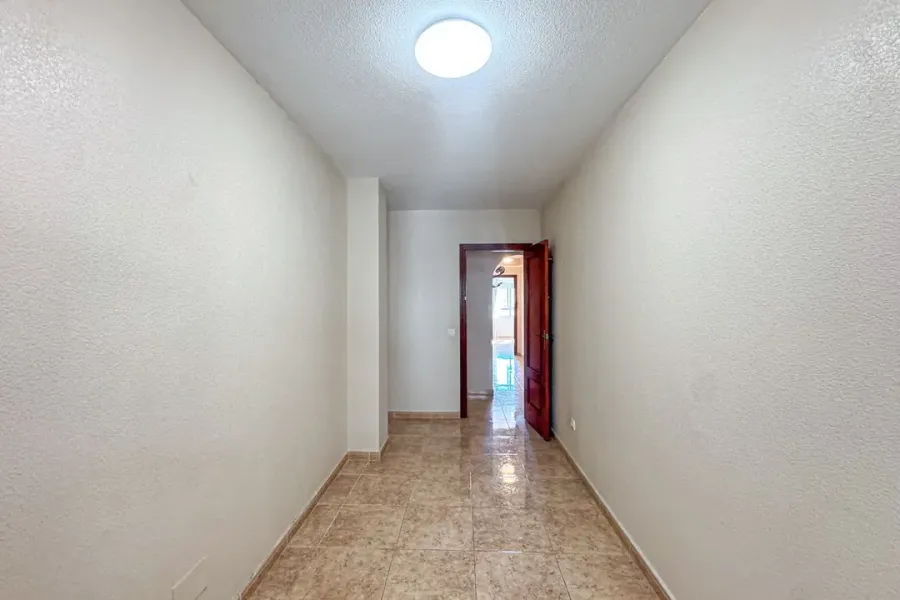 Spacious 3-Bedroom Apartment in Almería Capital with South-East Exposure - Image 3