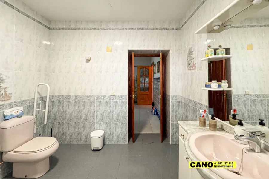 Spacious 4-Bedroom House in Viator with Porch and Garden for Sale - Image 1