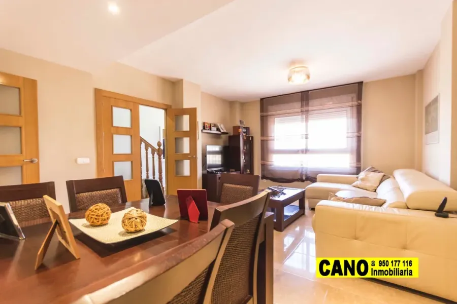 Spacious Triplex in Villablanca, Almería - 5 Bedrooms, 3 Bathrooms - Image 5