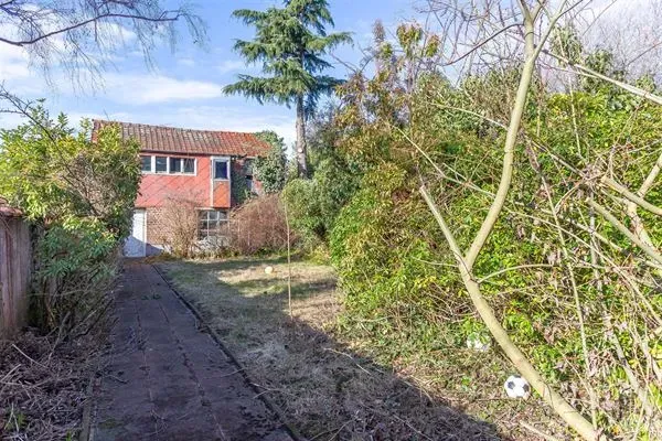 Spacious Royal Uccle Home: Renovation Opportunity with High Potential - Image 5