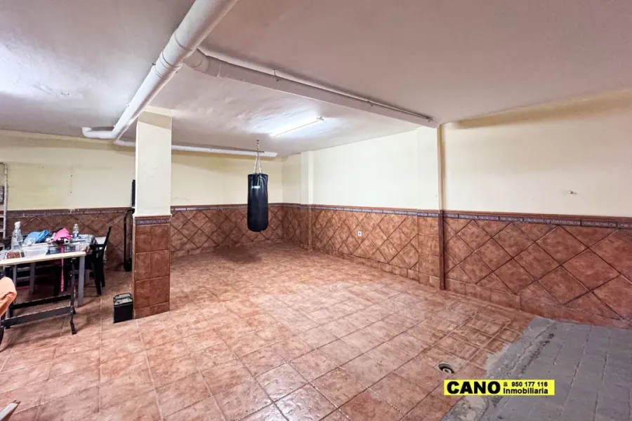 Spacious 4-Bedroom Triplex Apartment in El Ejido, Spain - Image 5