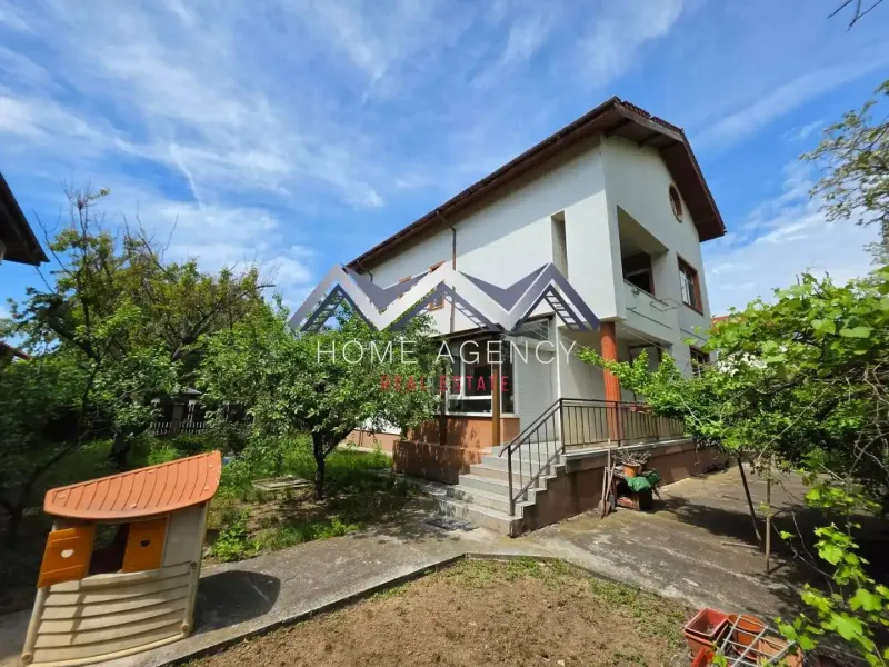 Spacious Villa with Garden in Voluntari, Romania - Image 2