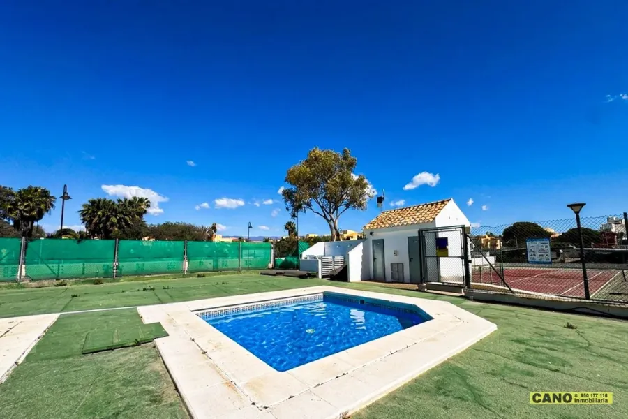 Spacious 3-Bedroom Apartment Near Beach in Roquetas de Mar - Image 4