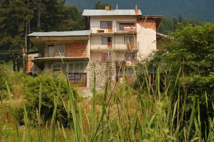 Spacious Villa with Mineral Springs and Building Potential in Pirin Mountain - Image 5