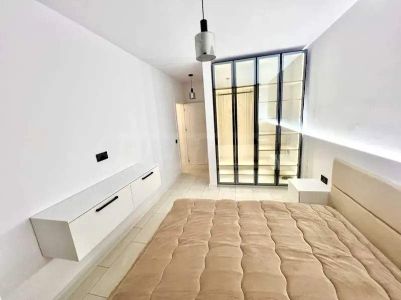Elegant Three-Bedroom Apartment with Stunning Garden Terrace - Image 4