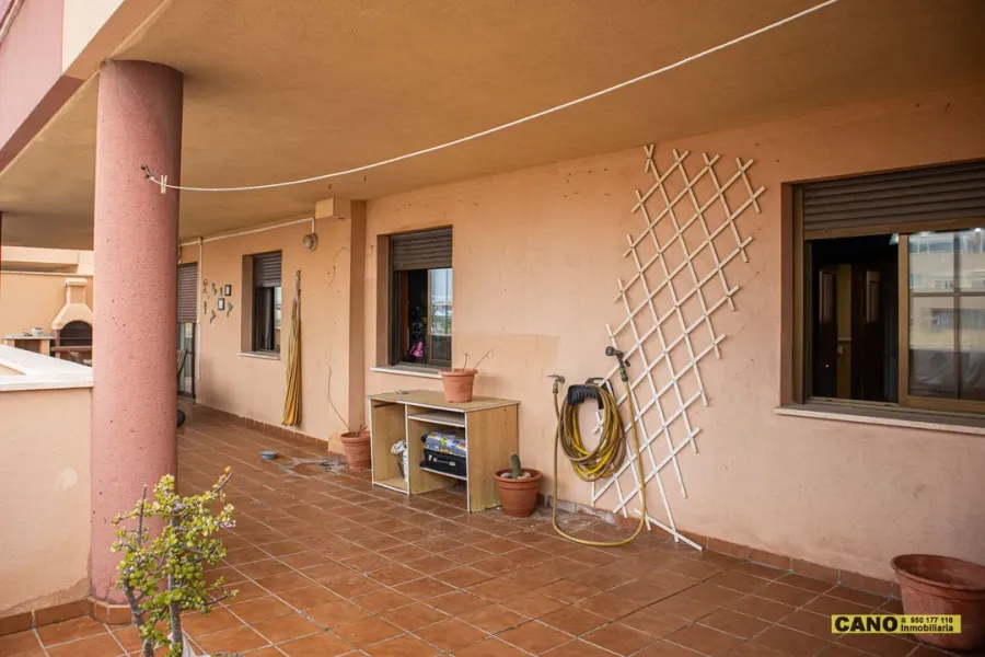 Spacious 4-Bedroom Apartment with Terrace in Las Salinas, Roquetas de Mar - Image 4