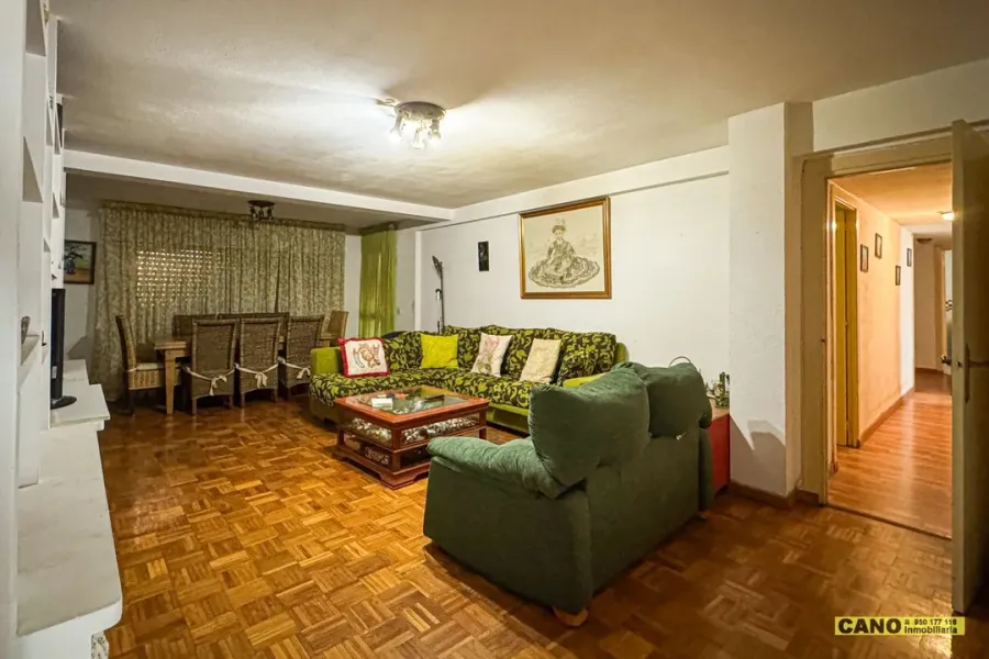 Spacious 4-Bedroom Apartment with Garage in Almería, Spain - Image 5
