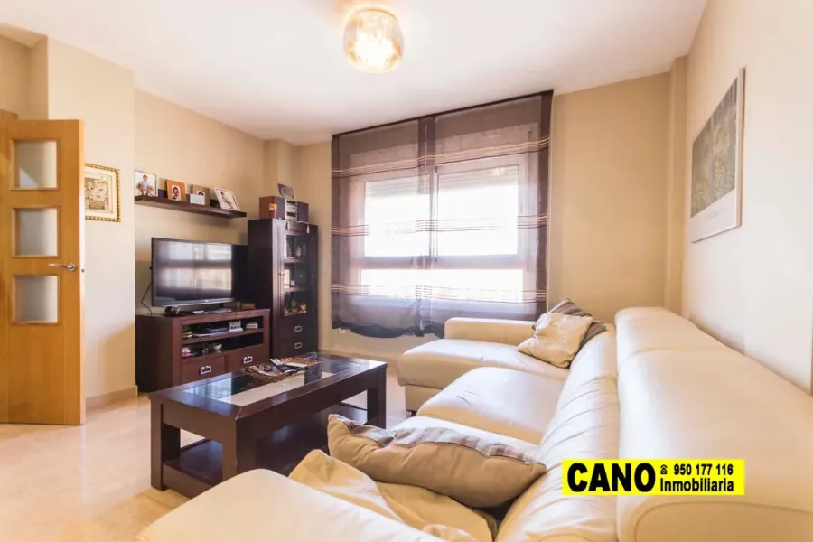Spacious Triplex in Villablanca, Almería - 5 Bedrooms, 3 Bathrooms - Image 2